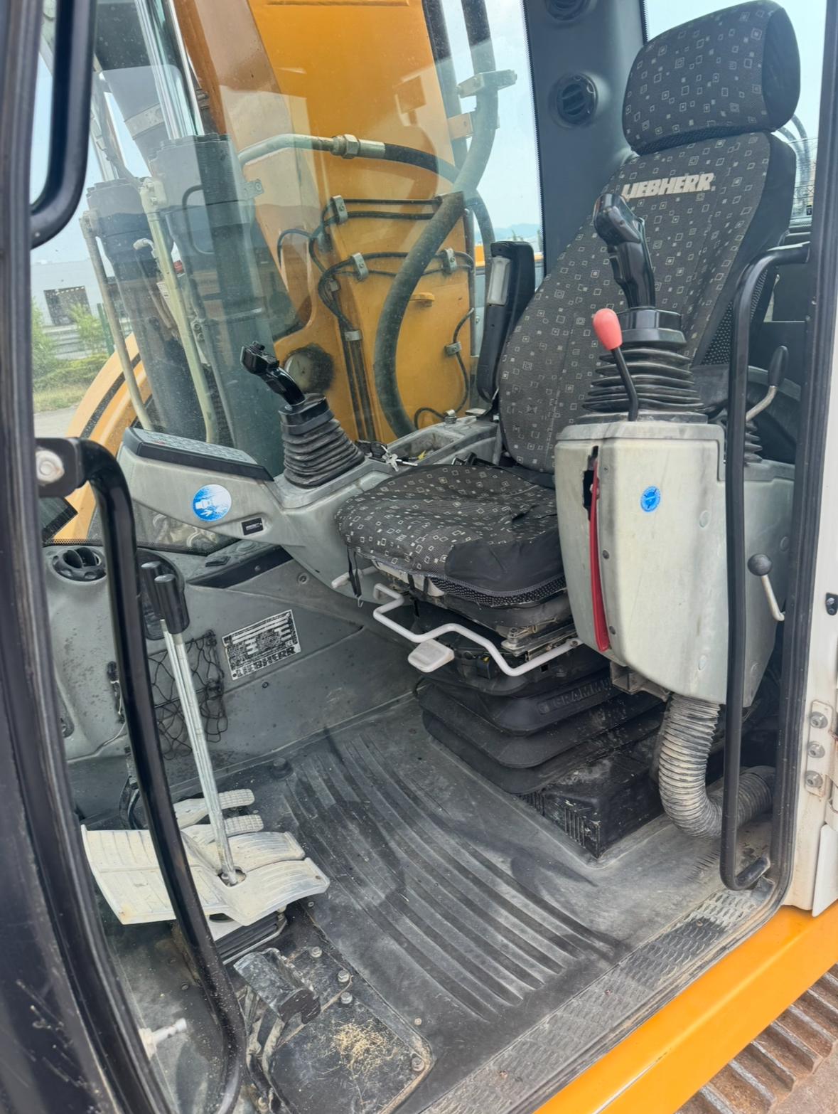 Liebherr R 914 Compact