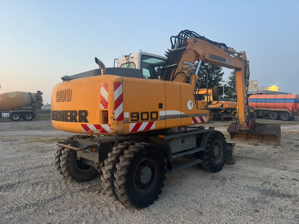 Liebherr A900C
